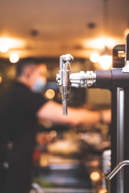 Bier-Shooter mit unscharfem Hintergrund einer Bar.