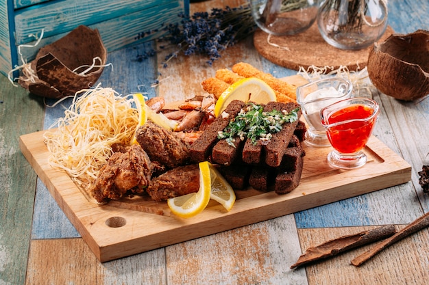 Bier snack garnelen flügel gebratenes käse knoblauchbrot