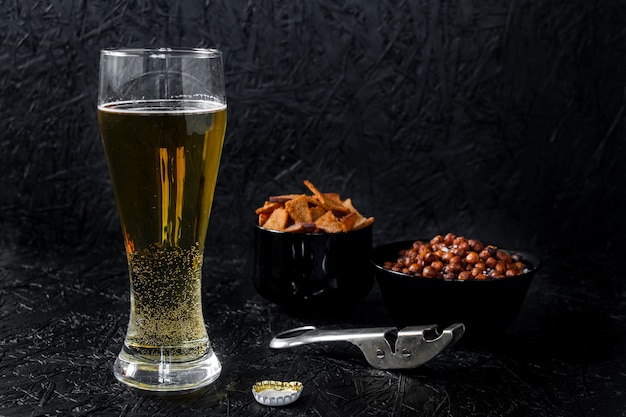 Bier Snacks. Bier auf dunklem Hintergrund.