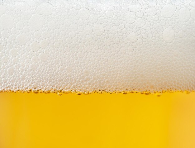 Bier sprudelt in einem Glas frischem Bernsteinbier