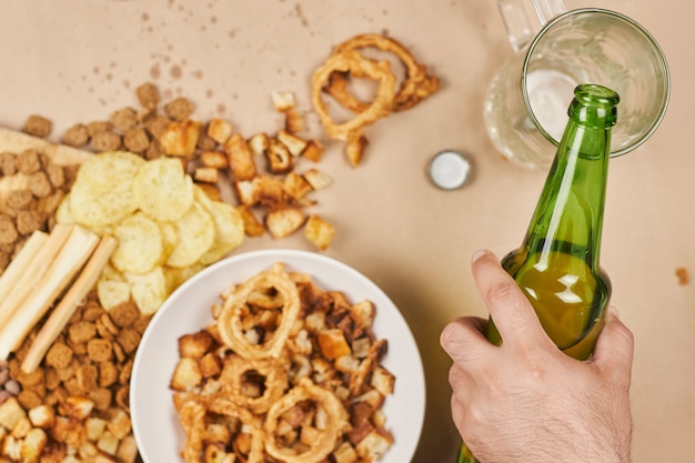 Bier trinken. tisch voller biersnacks