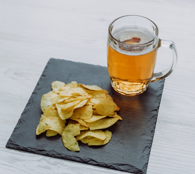 Bier und Pommes auf dem großen weißen Tisch