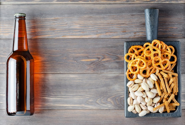 Bier und Snacks auf braunem Holz