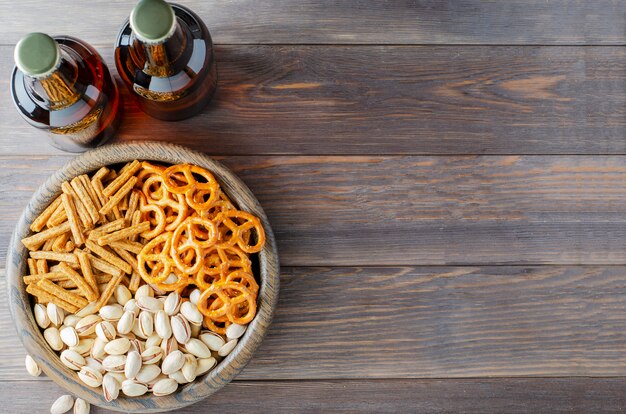 Bier und Snacks auf braunem Holz