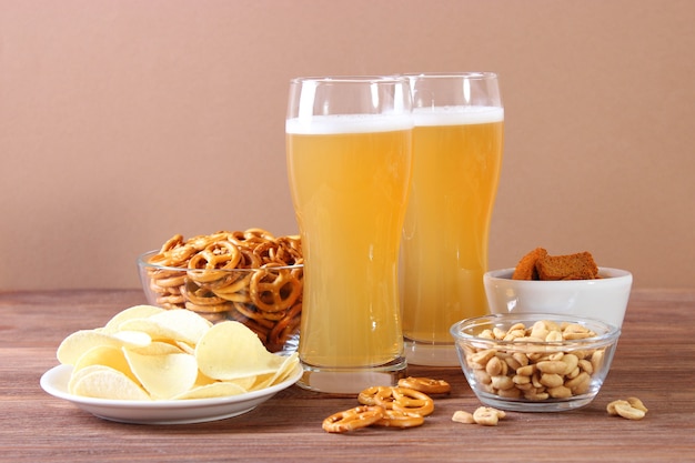 Bier und Snacks auf dem Tisch Biersnacks