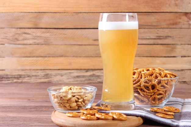 Bier und Snacks auf dem Tisch Biersnacks