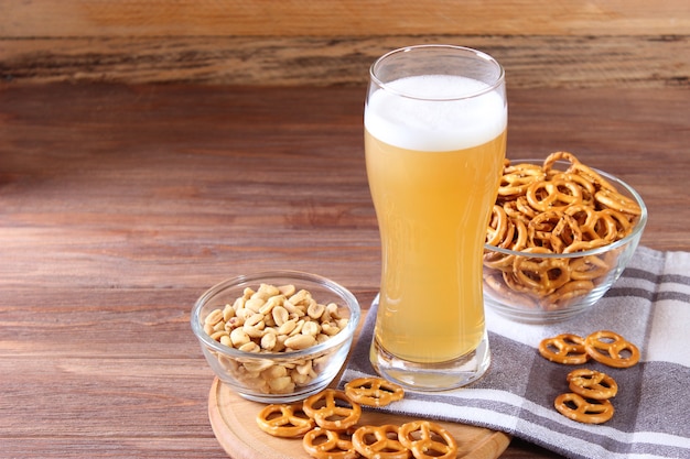 Bier und Snacks auf dem Tisch Biersnacks