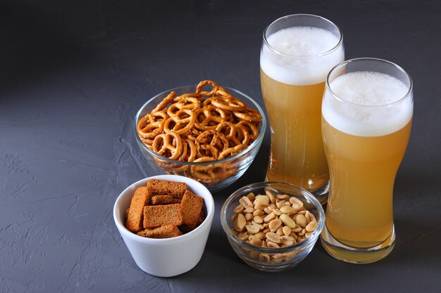 Bier und Snacks auf dem Tisch Biersnacks