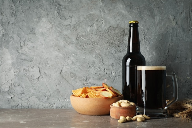 Bier, Weizen und Snacks auf grauem Tisch