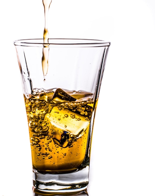 Bier wird gegen einen weißen Hintergrund gegossen