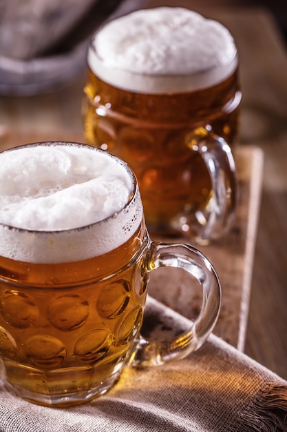 Bier. Zwei kalte Biere. Fassbier. Bier vom Fass. Goldenes Bier. Goldenes Bier. Zwei Goldbier mit Schaum an der Spitze. Kaltes Bier vom Fass in Gläsern im Home-Pub-Hotel oder Restaurant. Stillleben.