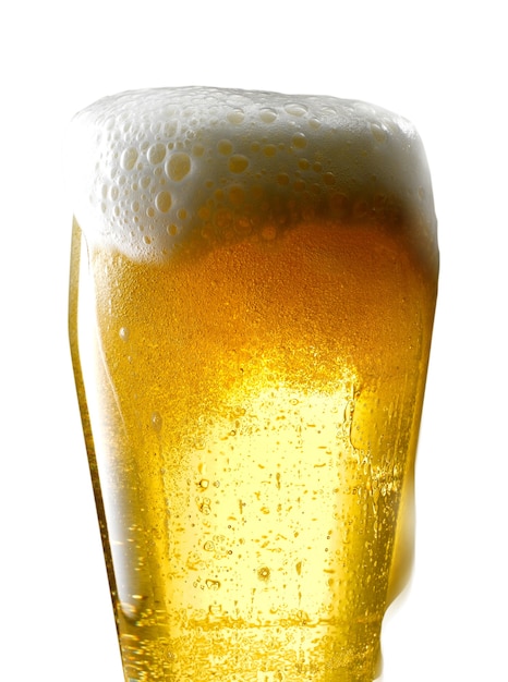 Bierbecher auf weißem Hintergrund