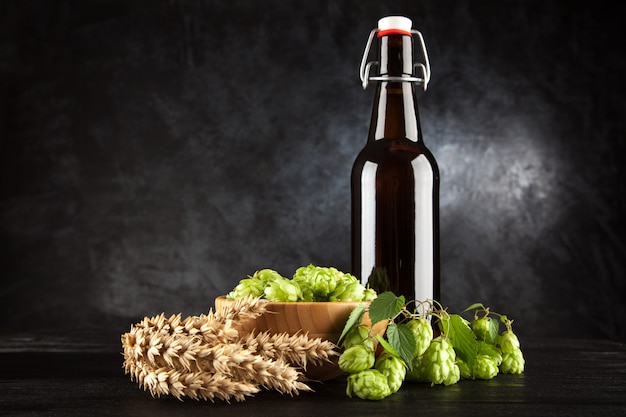 Bierflasche auf dunklem Hintergrund