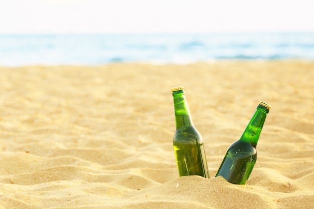 Bierflasche auf einem sandigen Strand