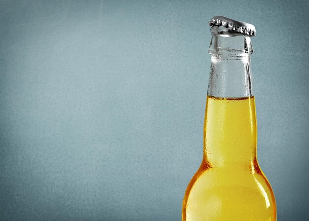 Foto bierflasche auf hintergrund isoliert