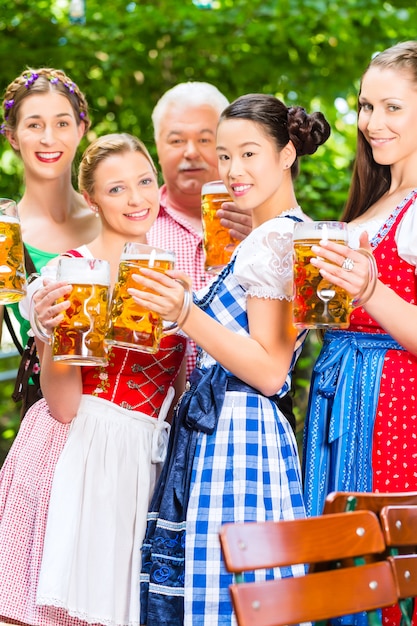 Foto biergarten - freunde, die in der bayern-kneipe trinken