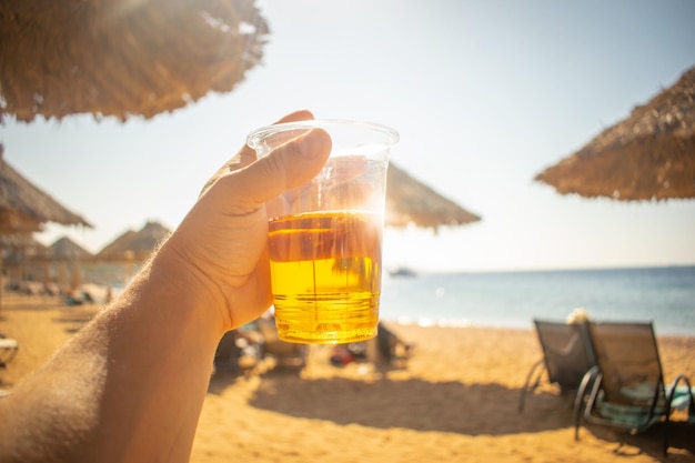 Bierglas an einem heißen Tag am Strand, Familienurlaubskonzept, Exotischer Strand Rotes Meer Aqaba Jordan