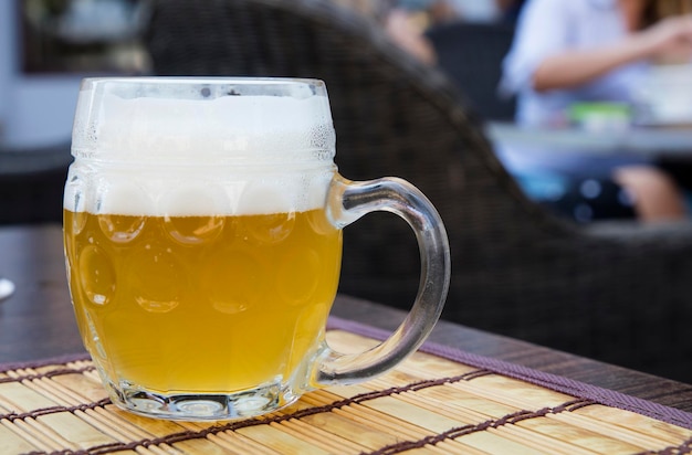 Bierglas auf einer Bambusmatte über dem Tisch