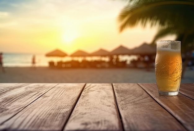 Foto bierglas auf holztisch mit verschwommenem strandhintergrund bei sonnenuntergang sommerurlaubskonzept