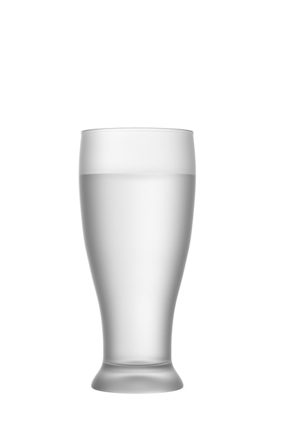 Bierglas gefüllt mit Wasser auf weißem Hintergrund isoliert auf weißem Hintergrund d render