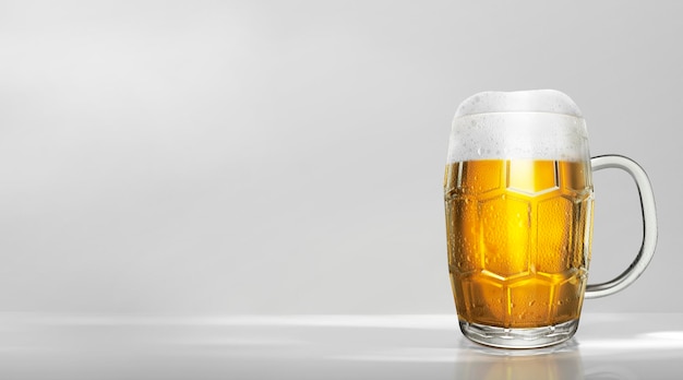 Bierglas mit Wassertropfen isoliert auf weißem Hintergrund 3D-Render