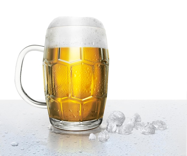 Bierglas mit Wassertropfen und Eiswürfeln auf weißem Hintergrund
