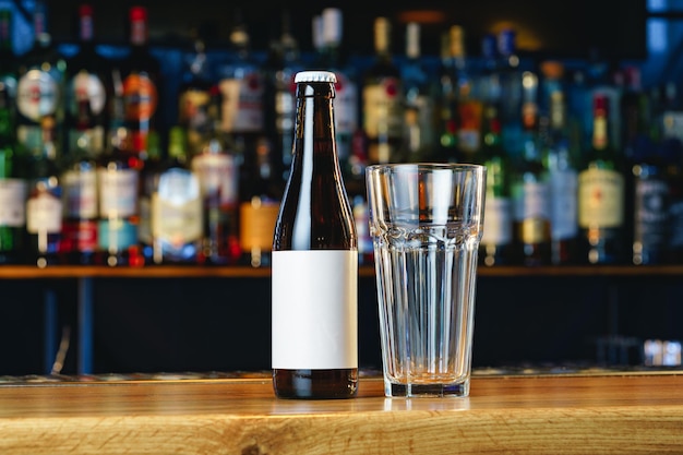 Bierglas und Flasche auf Holzarbeitsplatte in einer Kneipe