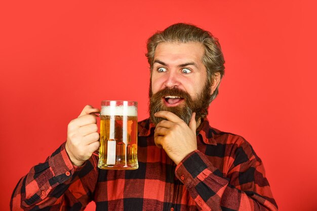 Bierkneipe Barkeeper Bar Mann hält Becher Bier Hipster an der Theke Spaß haben Alkoholisches Getränk Erfrischen Sie Ihren Geist Moderner Hipster betrinkt sich Willkommensgetränk Brutaler bärtiger Mann trinkt Bier