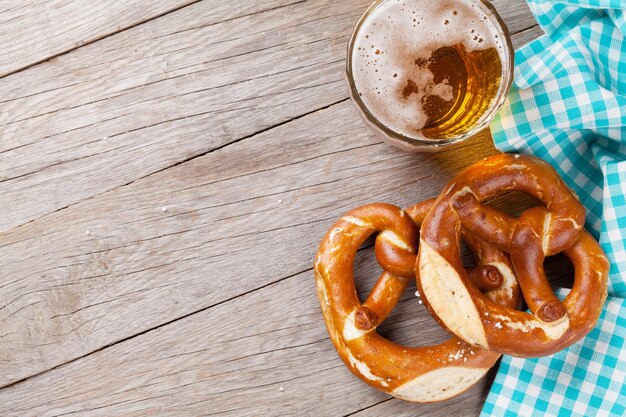 Foto bierkrug und brezel