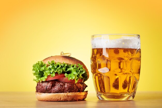 Bierkrug und Hamburger