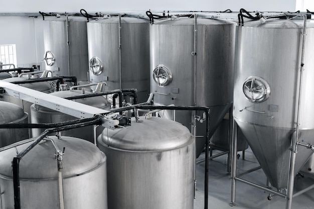 Bierproduktionsanlage im Inneren einer modernen technologischen Brauerei