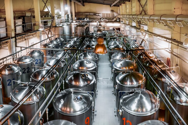 Bierproduktionsanlage, mehrere Reihen von Stahltanks. Von oben betrachten. Getöntes Bild