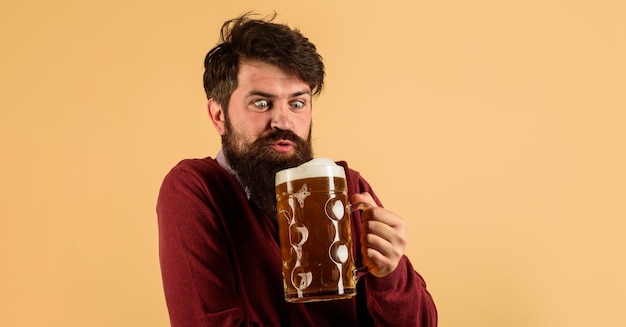 Bierpub oder Bar überrascht bärtiger Mann trinkt Craft-Bier im Restaurant Bierzeit Alkohol