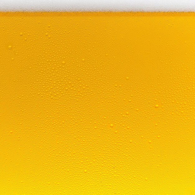 Bierschaum mit Wassertropfen und Goldgrund