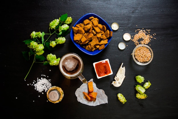 Bierset. Ein Glas Bier, Cracker, Ketchup, Salz. Draufsicht