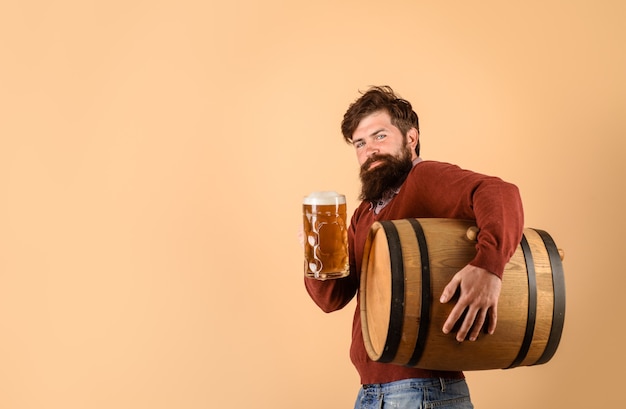 Bierzeit Urlaub trinkt Alkohol und Freizeitkonzept bärtiger Mann hält Glas und Fass mit Handwerk