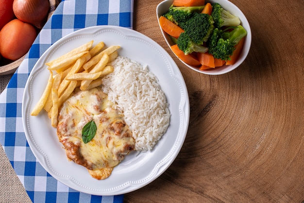 Bife à parmigiana com arroz e legumes