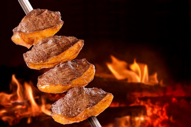 Foto de Espeto De Picanha Cozido Pronto Para Comer Inclinada Em Cortar A  Placa e mais fotos de stock de Churrasco - iStock