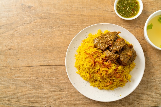 Bife Biryani ou arroz com curry e carne bovina