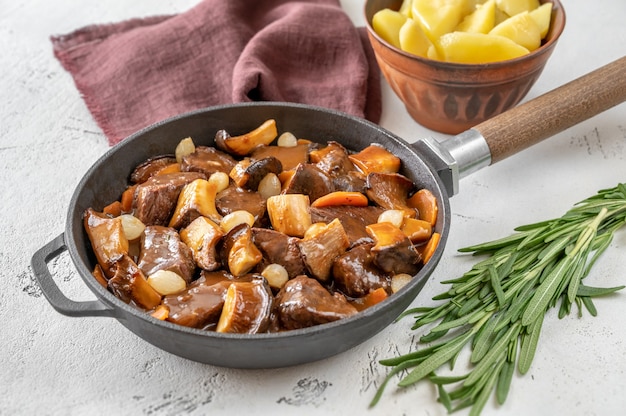 Bife bourguignon - guisado de carne francesa na frigideira