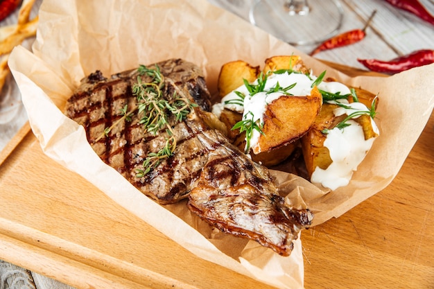 Bife caubói com batata assada e creme de leite