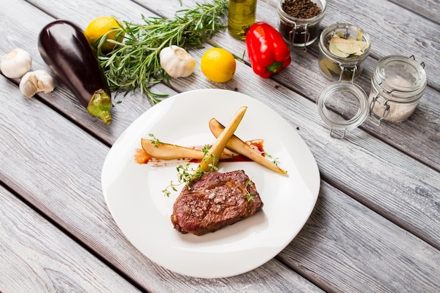 Bife de chuletón con tomillo. Comida sabrosa servida en bistro.