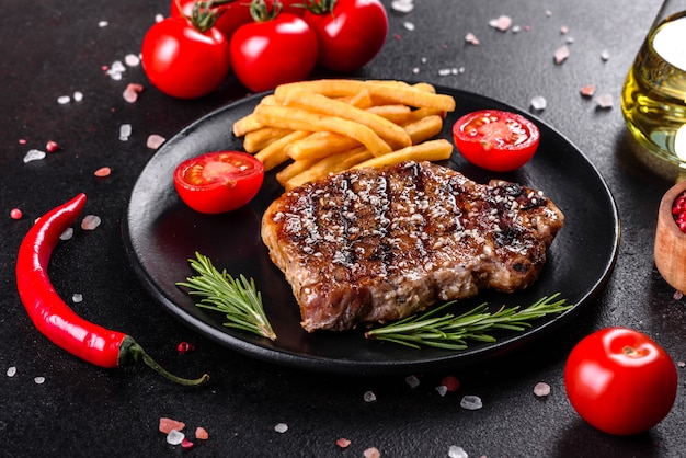 Bife com batatas, cebolas e tomates cereja. Bife suculento com manteiga aromatizada