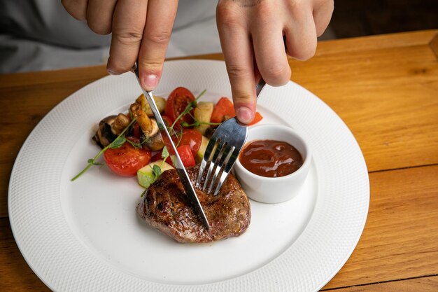 Bife com enfeite e molho em um prato