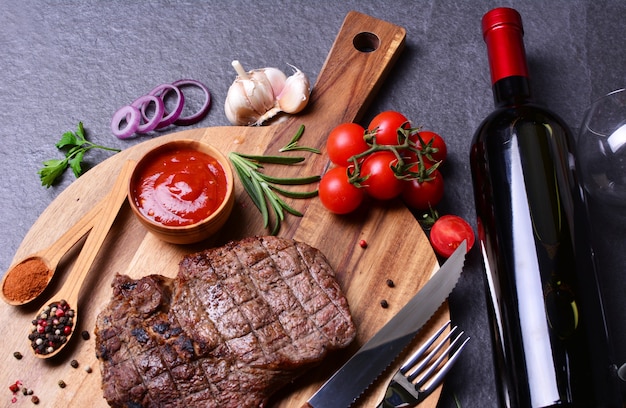 Bife com especiarias de vinho e vegetais