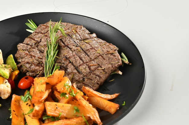 Bife com molho de pimenta e legumes grelhados