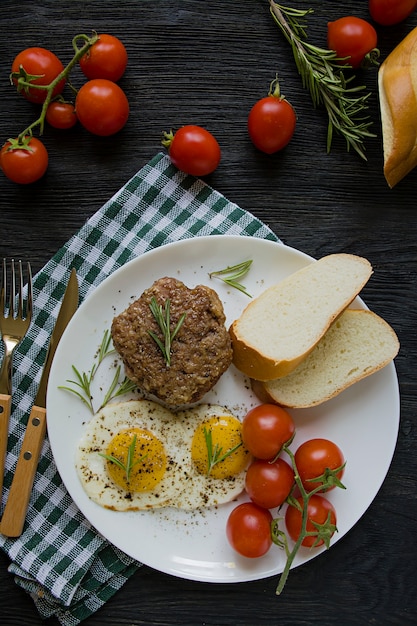 Bife com ovo frito nas especiarias.