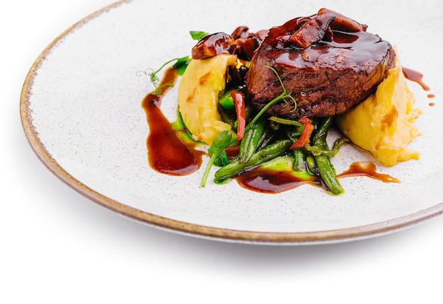 Foto bife com puré de batatas e feijão verde