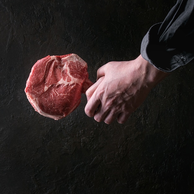 Bife cru de tomahawk