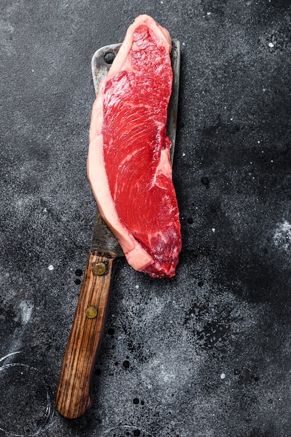 Bife cru do lombo de tira em um cutelo. Carne preta Angus. Vista do topo